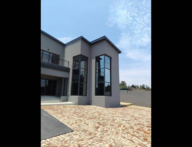 5 BEDROOM HOUSE FOR SALE IN WALKERVILLE CENTRAL